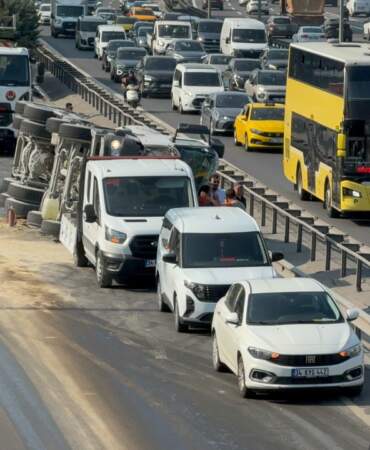 Bahçelievler Basın Ekspres’te Beton Mikseri Devrildi: Yan Yol Kapandı, Trafik Felç Oldu