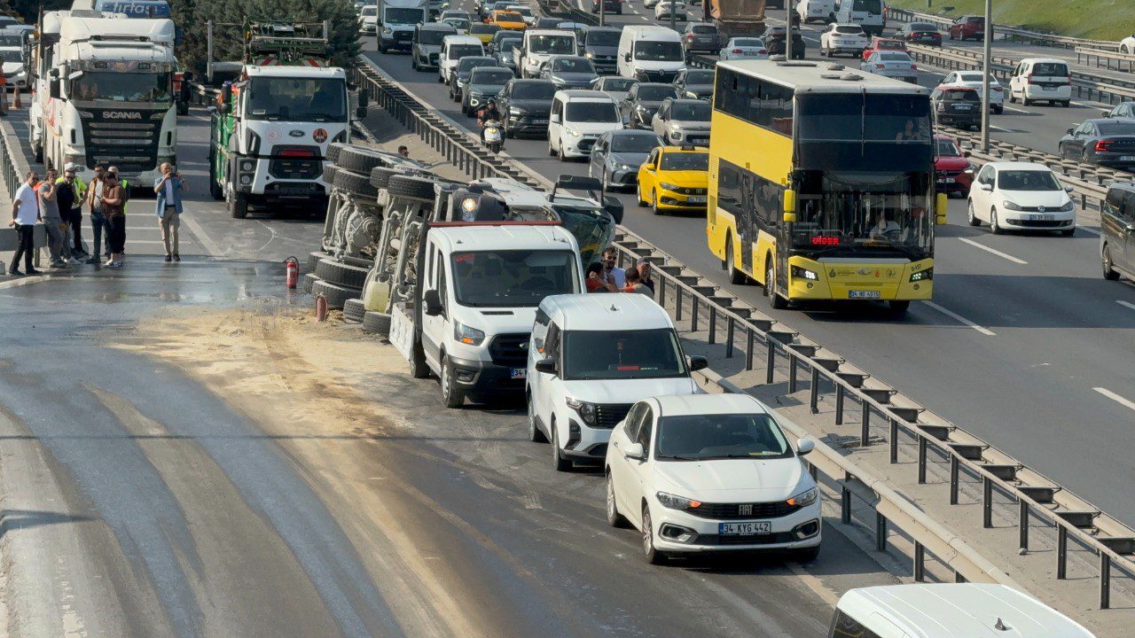 Bahçelievler Basın Ekspres’te Beton Mikseri Devrildi: Yan Yol Kapandı, Trafik Felç Oldu