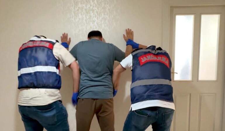 Bakan Yerlikaya Duyurdu: 10 İlde Siber Suç Operasyonu! Çok Sayıda Gözaltı