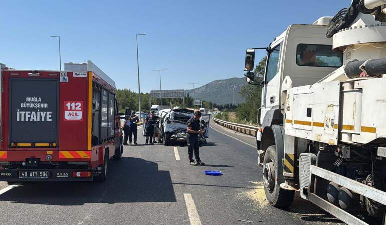 Beton Mikseri Otomobile Çarptı! Aynı Aileden 4 Kişi Yaralandı