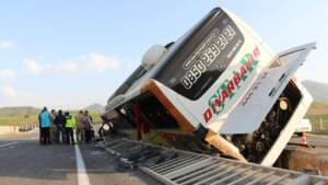 Bingöl’de Yolcu Otobüsü Devrildi; Yaralılar Var