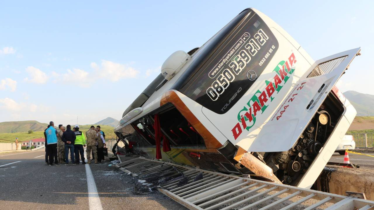 Bingöl’de Yolcu Otobüsü Devrildi; Yaralılar Var
