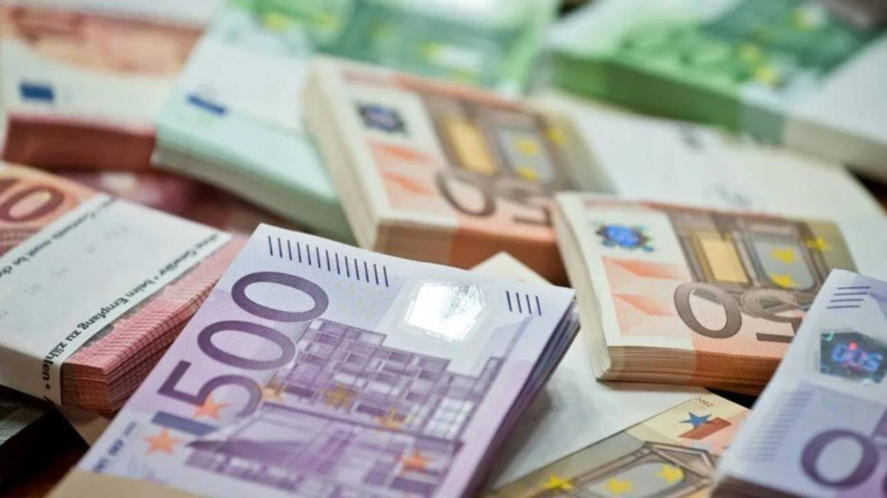 Dolar Düşüyor, Euro Uçuyor: Kurda Yeni Rekor