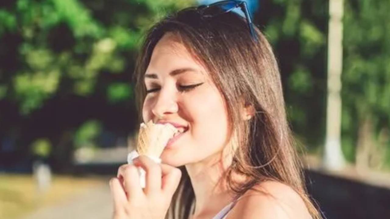 Dondurmayı Yalayarak mı Isırarak mı Yiyorsunuz? Yeme Şekliniz Kişiliğinizi Ele Veriyor