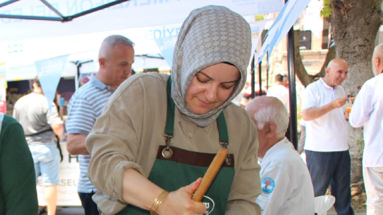 Dövülerek Yapılıyor  Sakız Gibi Uzuyor: Tam 12 Saat Pişiyor, Yiyen Bağımlısı Oluyor