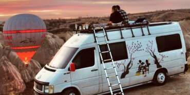 Düğünde Kiraladıkları Araç Hayatlarını Kökten Değiştirdi: İşlerinden İstifa Ettiler, 3 Yılda 50 İl Gezdiler