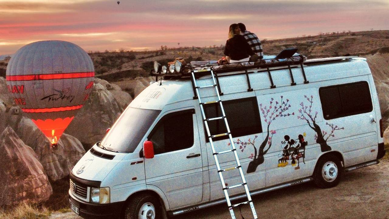 Düğünde Kiraladıkları Araç Hayatlarını Kökten Değiştirdi: İşlerinden İstifa Ettiler, 3 Yılda 50 İl Gezdiler