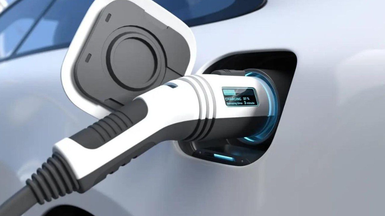 Elektrikli Araç Piyasasında Fırtına Dinmiyor! Peynir Ekmek Gibi Kapışıldı, Rekoru Gördü