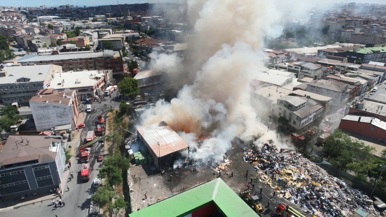 Gaziosmanpaşa’da Korkutan Yangın! Dumanlar Gökyüzünü Kapladı