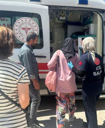 Genç Kıza Otomobil Çarptı, Burnu Bile Kanamadı
