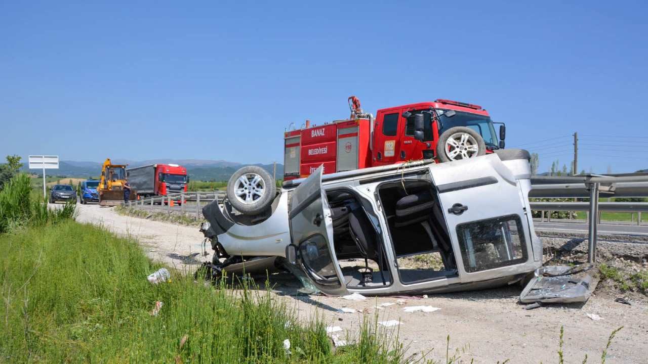 Hafif Ticari Araç Devrildi 2’si Çocuk 5 Kişi Yaralandı