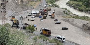 Hakkari’de Askerleri Taşıyan Midibüs Devrildi: 12 Yaralı