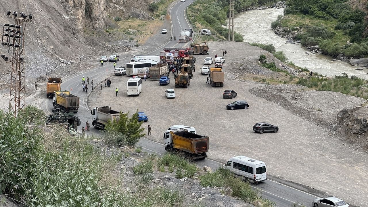 Hakkari’de Askerleri Taşıyan Midibüs Devrildi: 12 Yaralı