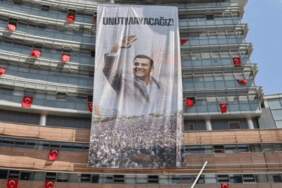 Hayatını Kaybeden Manisa Büyükşehir Belediye Başkanı Ferdi Zeyrek’in Fotoğrafı CHP Genel Merkezi’nde: ‘Unutmayacağız’