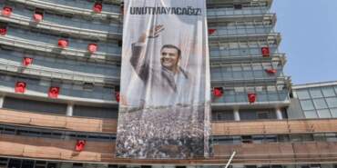 Hayatını Kaybeden Manisa Büyükşehir Belediye Başkanı Ferdi Zeyrek’in Fotoğrafı CHP Genel Merkezi’nde: ‘Unutmayacağız’