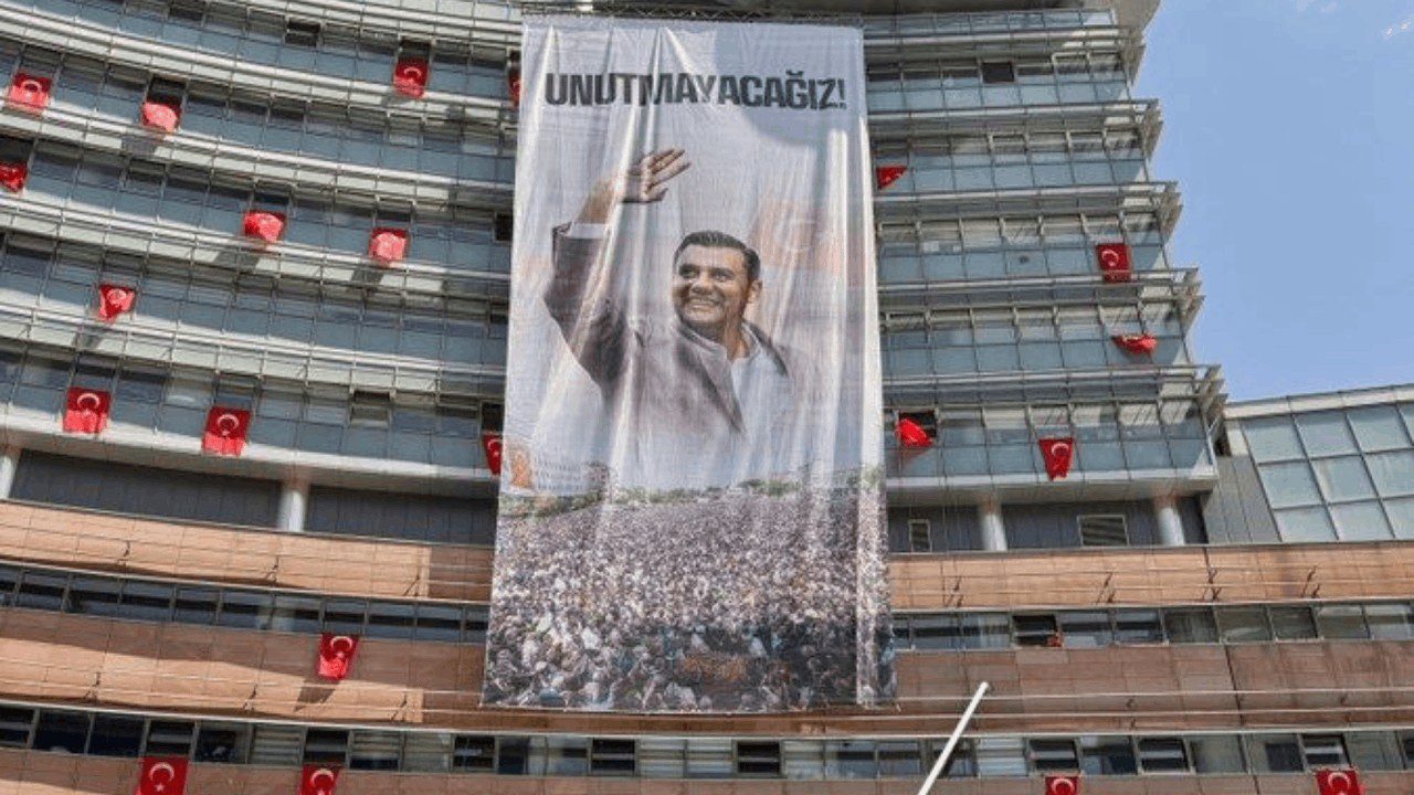 Hayatını Kaybeden Manisa Büyükşehir Belediye Başkanı Ferdi Zeyrek’in Fotoğrafı CHP Genel Merkezi’nde: ‘Unutmayacağız’