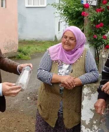 Herkes İğreniyor, O Altın Gibi Saklıyor: Yoldan Toplayıp Getirene Para Veriyor! Mahallede Gören Koşuyor