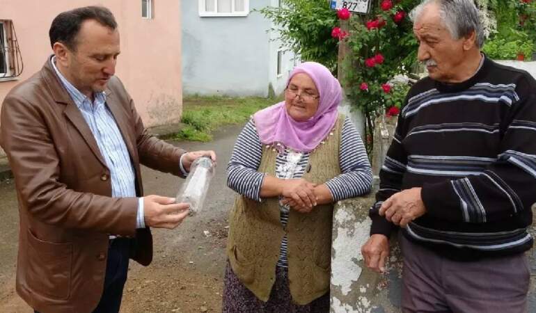Herkes İğreniyor, O Altın Gibi Saklıyor: Yoldan Toplayıp Getirene Para Veriyor! Mahallede Gören Koşuyor