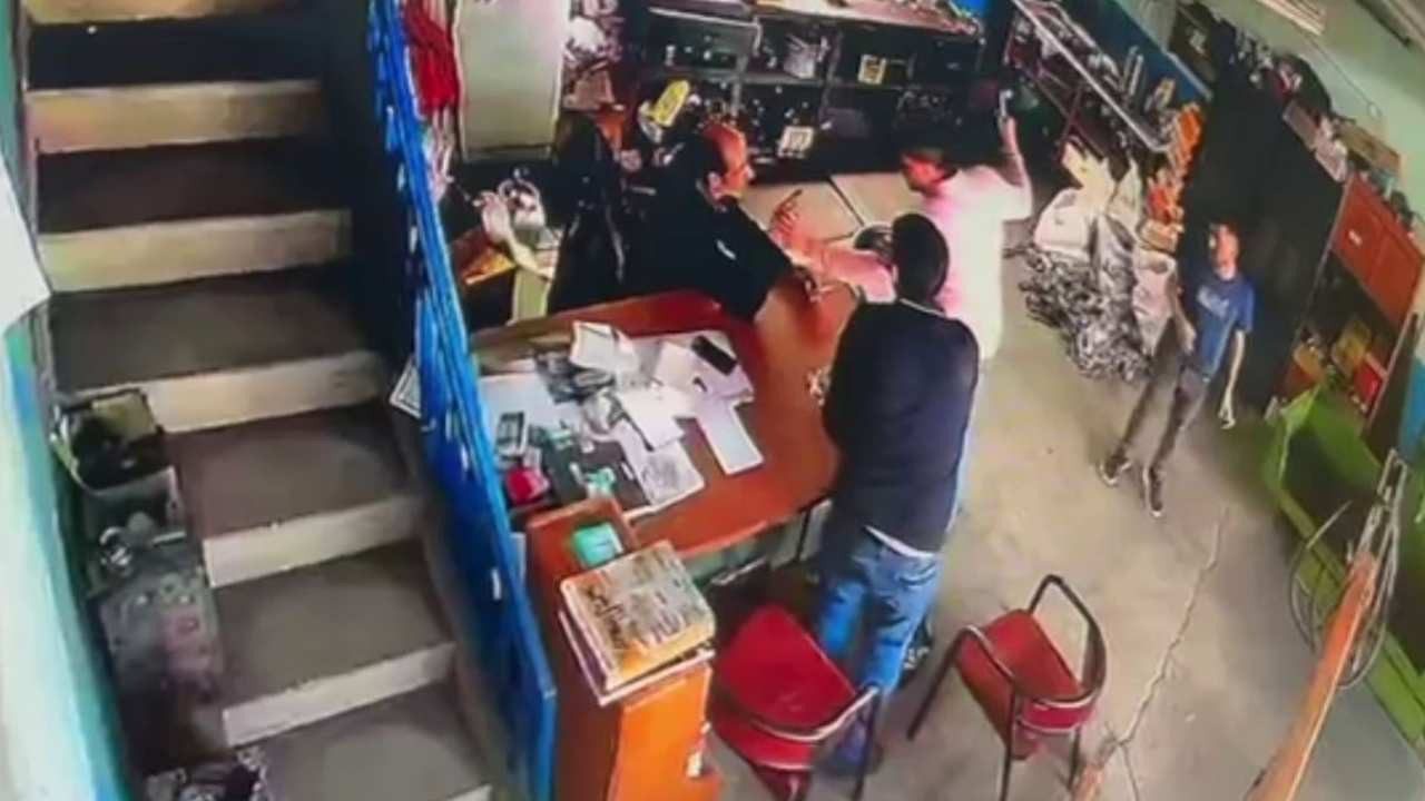 İki Esnafın Kavgasında Çekiçli Saldırı Kamerada