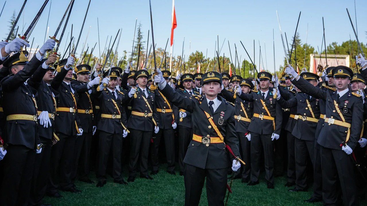 İkinci ‘Mustafa Kemal’in Askerleriyiz’ Krizi! Teğmenler Gibi İhraç Tehlikesi Kapıda