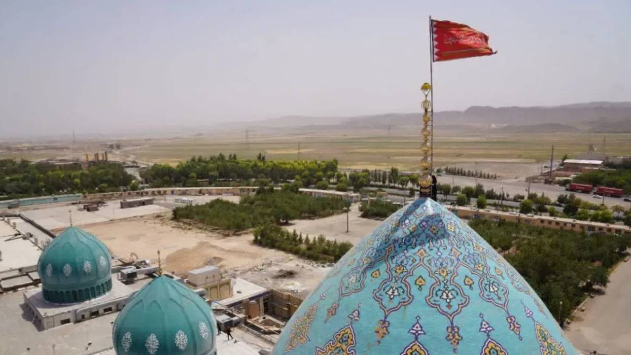 İran’da Göndere Çekilen Kırmızı Bayrak ne Anlama Geliyor?