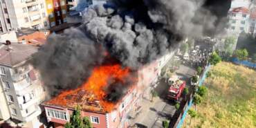 İstanbul Bağcılar’da Yangın Paniği! Alevler Yan Binayı Sardı