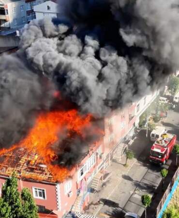 İstanbul Bağcılar’da Yangın Paniği! Alevler Yan Binayı Sardı