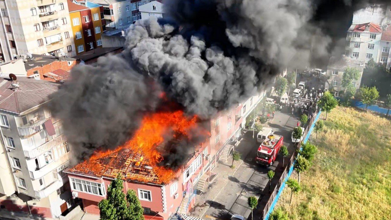 İstanbul Bağcılar’da Yangın Paniği! Alevler Yan Binayı Sardı