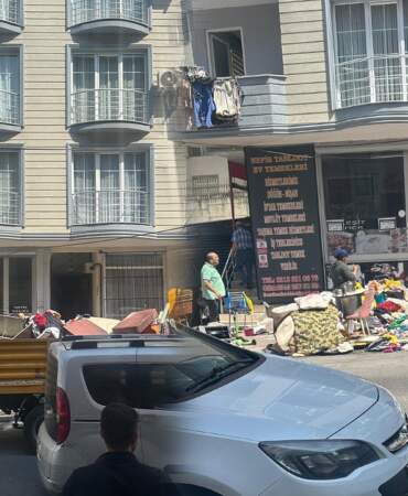 İstanbul’da ‘Çöp Ev’ Kabusu! Böcekler Apartmanı İstila Etti