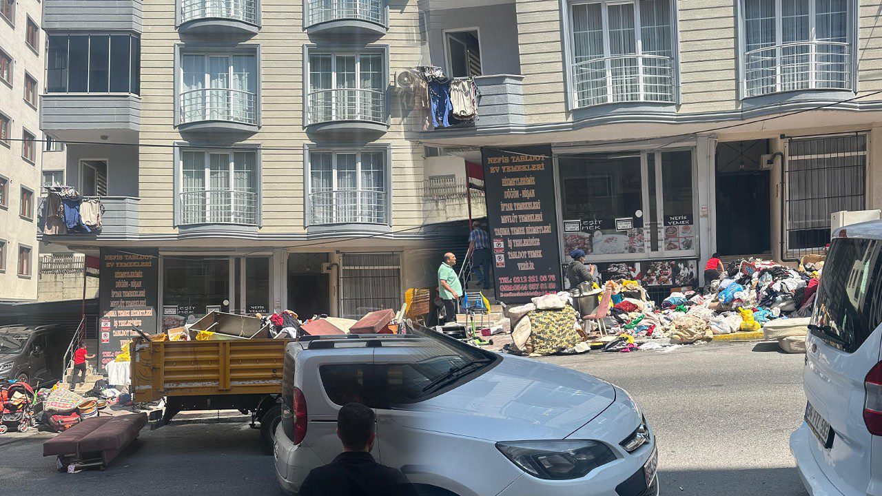 İstanbul’da ‘Çöp Ev’ Kabusu! Böcekler Apartmanı İstila Etti