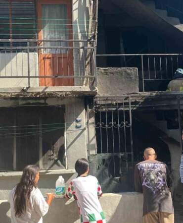 İzmir’de 4 Katlı Binada Yangın Paniği! Saatler Sonra Söndürüldü
