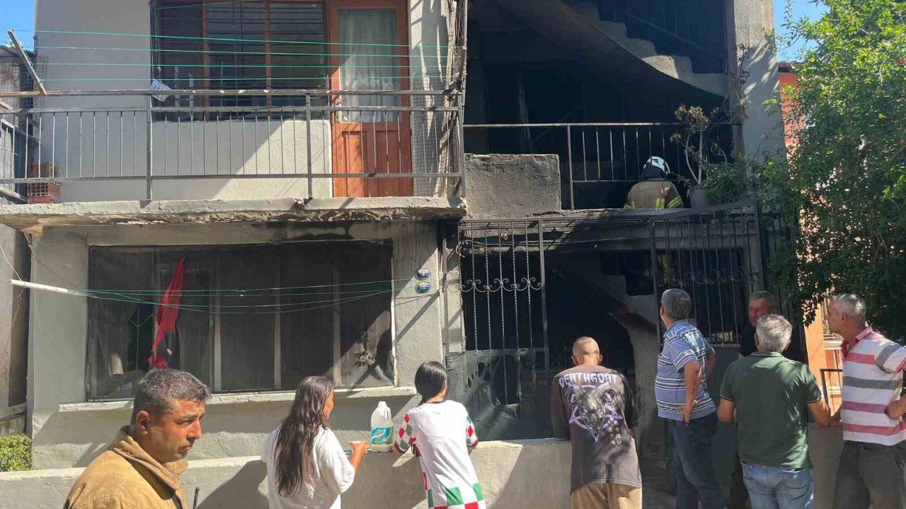 İzmir’de 4 Katlı Binada Yangın Paniği! Saatler Sonra Söndürüldü