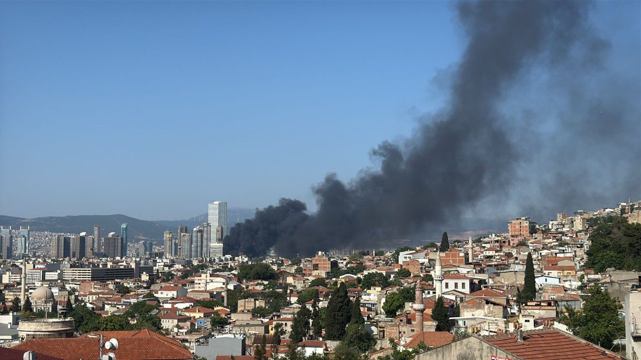 İzmir’de Depoda Çıkan Yangına Müdahale Ediliyor