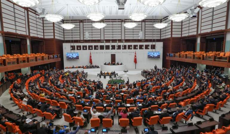 Karar Resmi Gazete’de: TBMM Tatile Girmiyor! Meclis’in Çalışma Süresi 1 Ay Uzatıldı