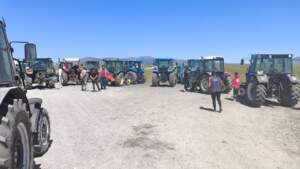 Kars’ta Köylülerden ‘Su’ Eylemi! Traktörleriyle Yol Kapattılar