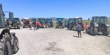 Kars’ta Köylülerden ‘Su’ Eylemi! Traktörleriyle Yol Kapattılar