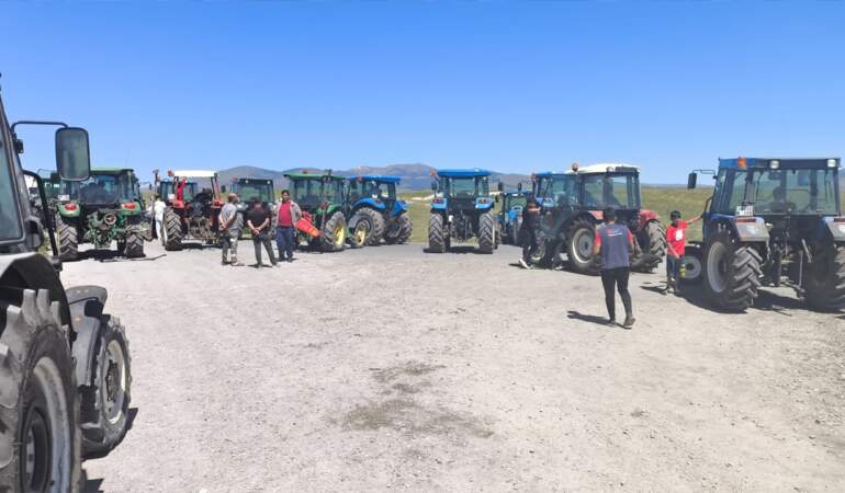 Kars’ta Köylülerden ‘Su’ Eylemi! Traktörleriyle Yol Kapattılar