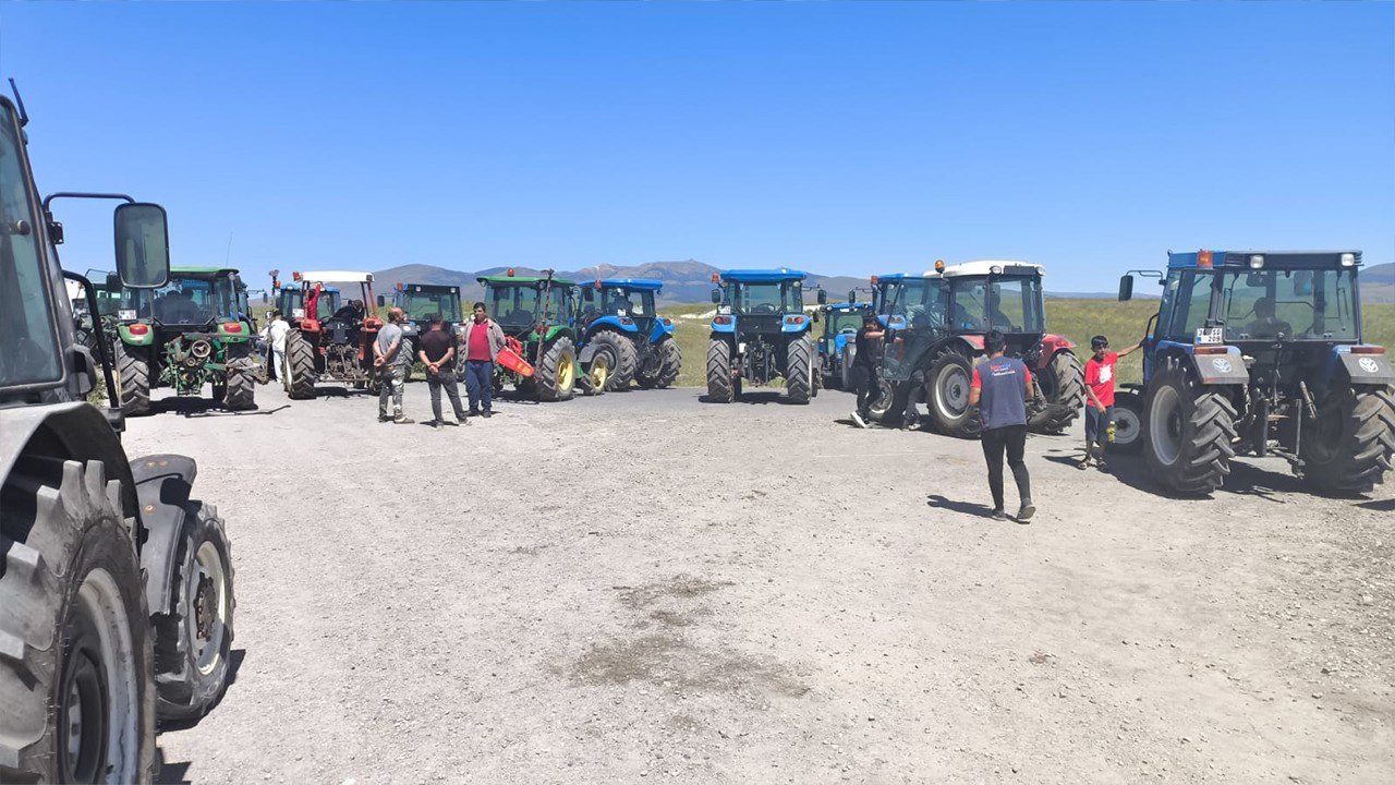 Kars’ta Köylülerden ‘Su’ Eylemi! Traktörleriyle Yol Kapattılar