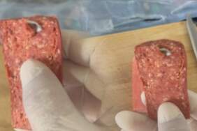 Keserken Bıçağına Takıldı… Görenler Şoke Oldu! Sucuğun İçinden Çıkan Mide Bulandırdı