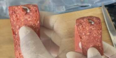 Keserken Bıçağına Takıldı… Görenler Şoke Oldu! Sucuğun İçinden Çıkan Mide Bulandırdı