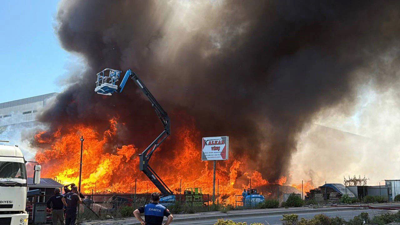 Kocaeli’de Palet Fabrikasında Büyük Yangın! İtfaiye Eri Hastaneye Kaldırıldı