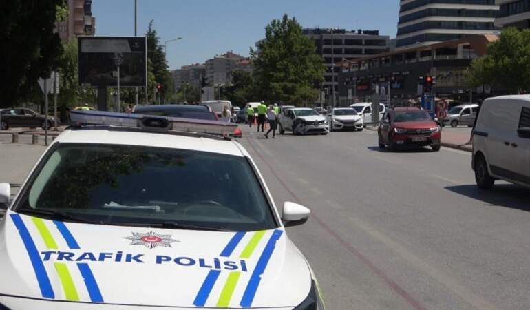 Konya’da Hatalı Dönüş Kazası… 3 Kişi Yaralandı