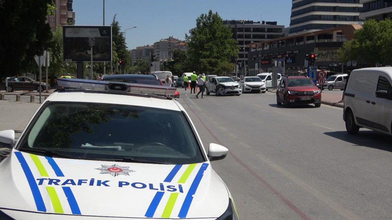 Konya’da Hatalı Dönüş Kazası… 3 Kişi Yaralandı