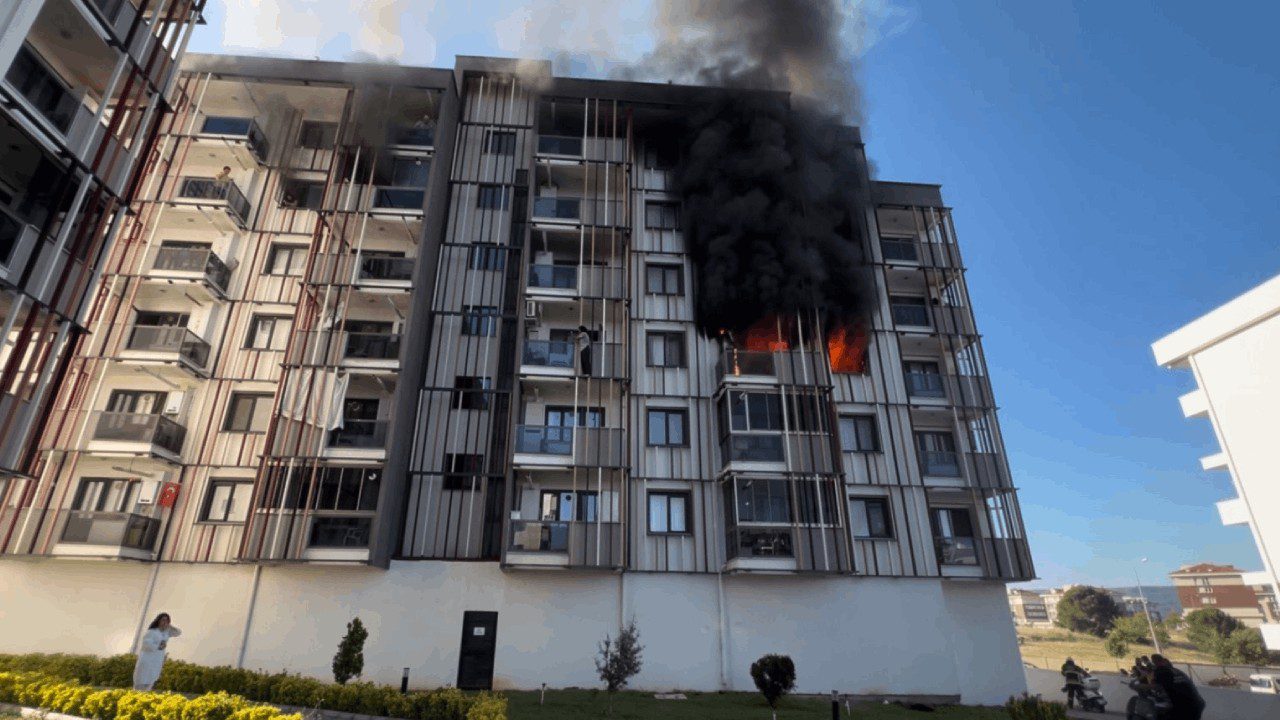Çanakkale’de Korkuyla Yangından Kurtarılmayı Beklediler! 10 Kişi Hastanelik Oldu