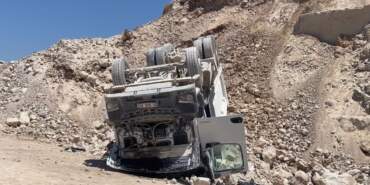 Kum Ocağında Feci Kaza: Park Halindeki Kamyon Devrildi, Sürücü Can Verdi
