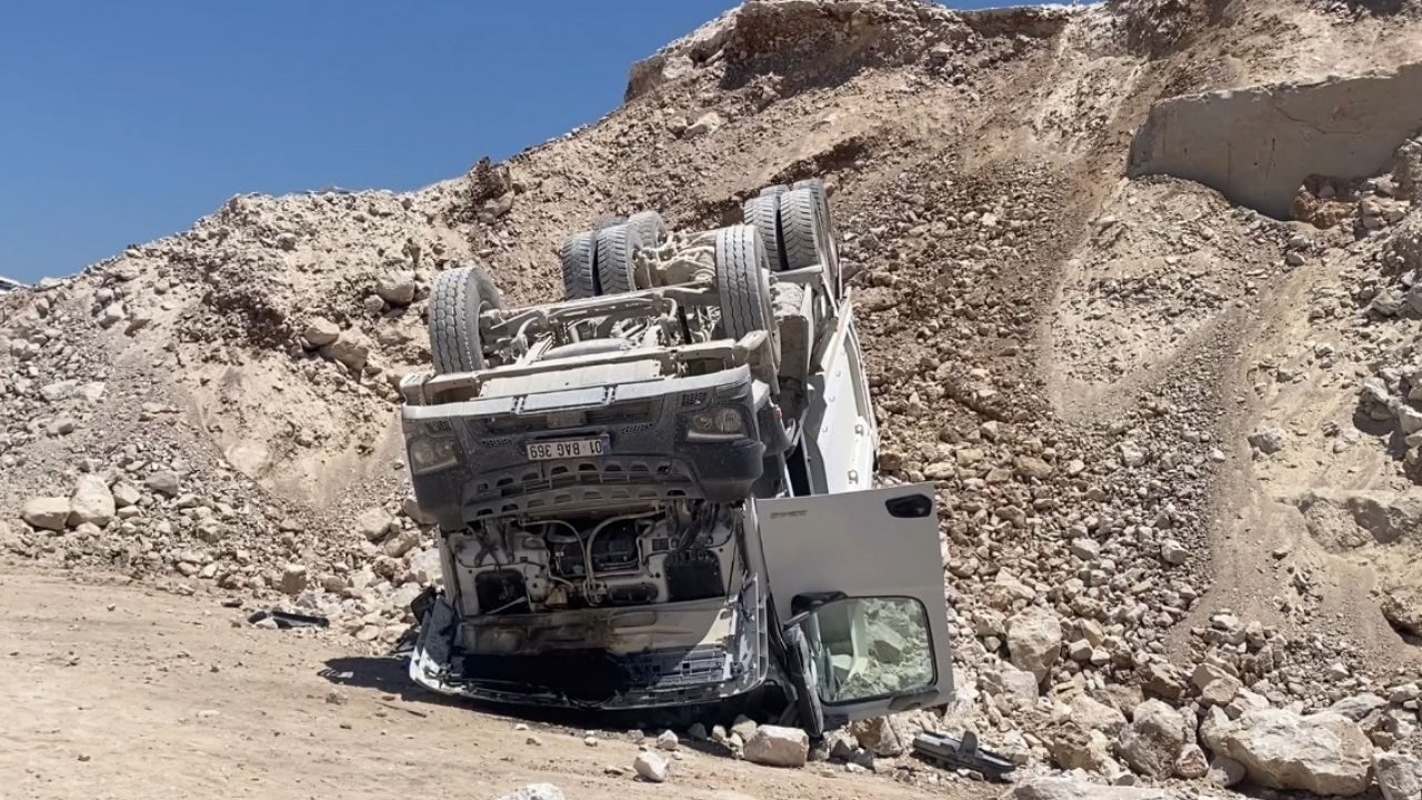 Kum Ocağında Feci Kaza: Park Halindeki Kamyon Devrildi, Sürücü Can Verdi