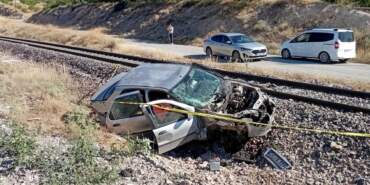 Malatya’da Facianın Eşiğinden Dönüldü: Yük Treni Otomobile Çarptı, 5 Yaralı