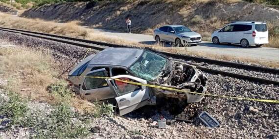 Malatya’da Facianın Eşiğinden Dönüldü: Yük Treni Otomobile Çarptı, 5 Yaralı