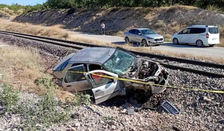 Malatya’da Facianın Eşiğinden Dönüldü: Yük Treni Otomobile Çarptı, 5 Yaralı
