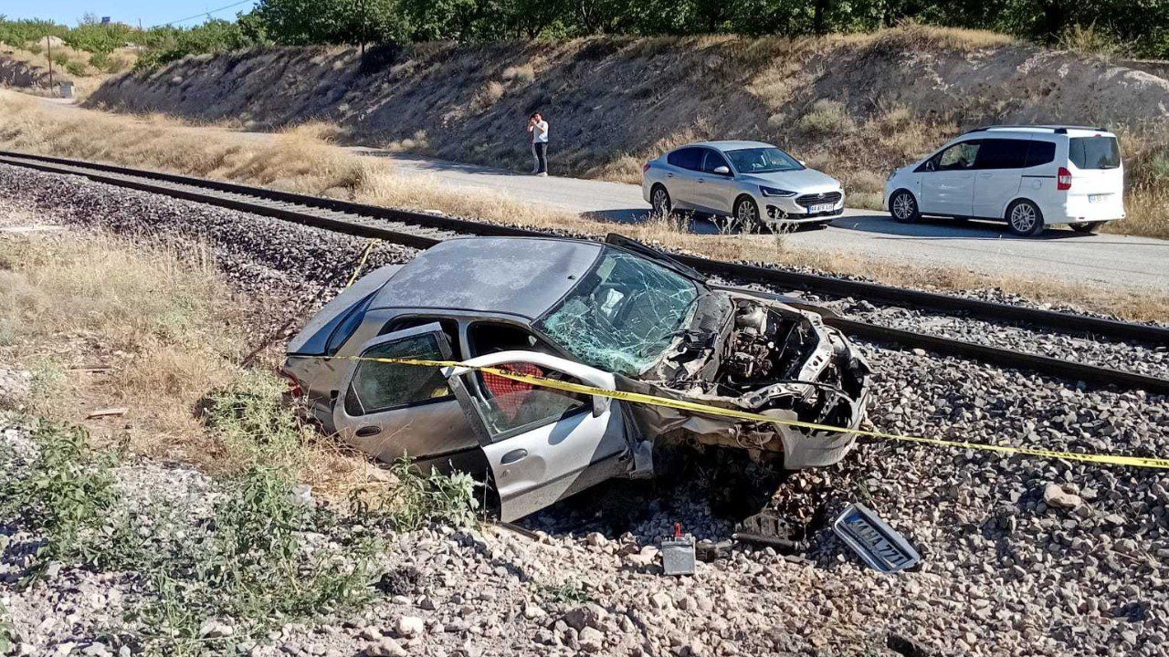 Malatya’da Facianın Eşiğinden Dönüldü: Yük Treni Otomobile Çarptı, 5 Yaralı